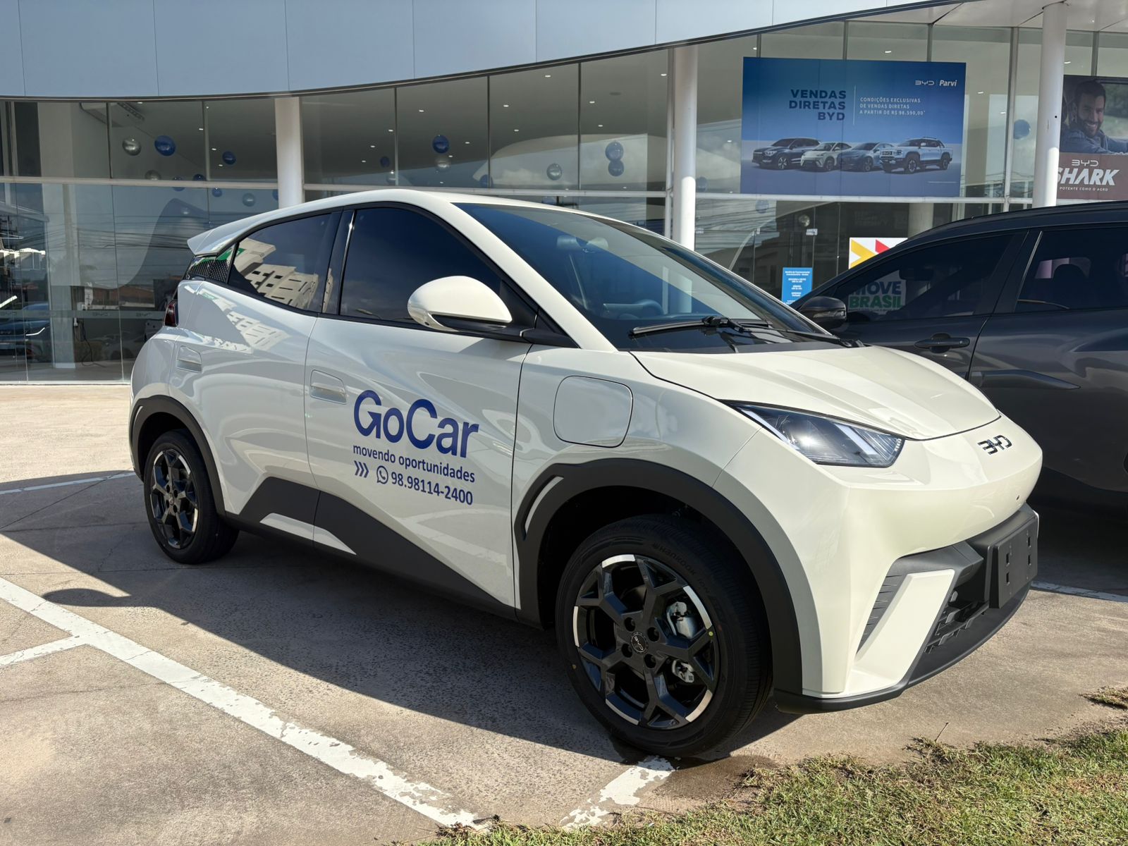 Carro elétrico da Gocar, modelo compacto branco, estacionado em São Luís